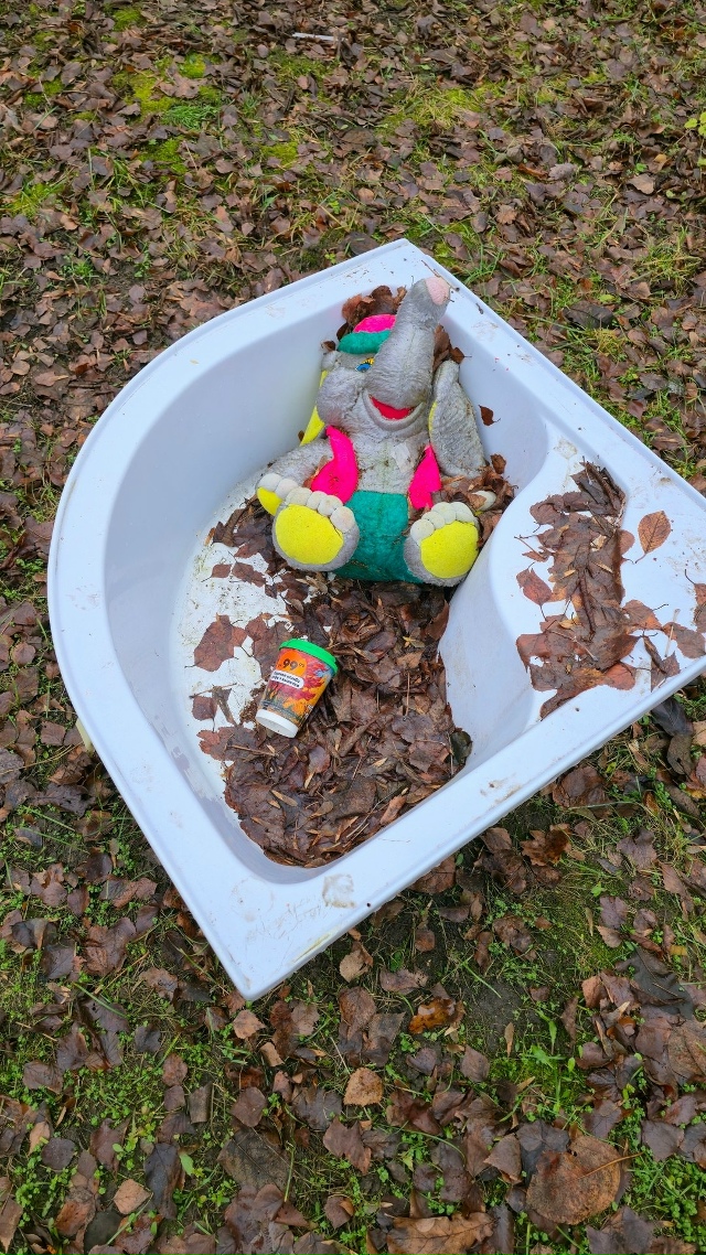 ‼«Осенний вайб: ванна, листья и слон, который всё видел...