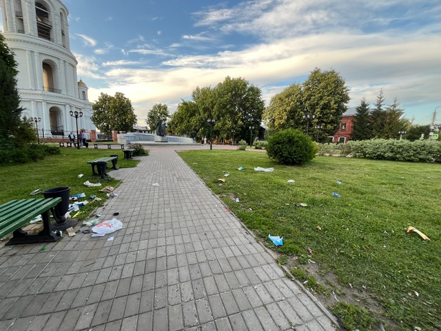 Какие же свиньи живут у нас в Шуе..
И это центр города
А?...