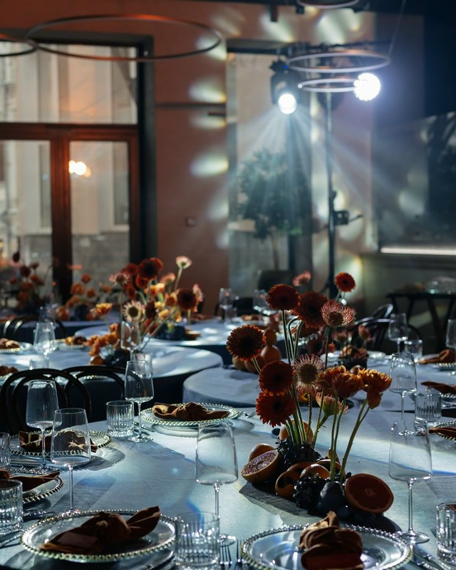 Яркий декор в свете софитов 💫
#декор@podslushanosvadba
#сервир...