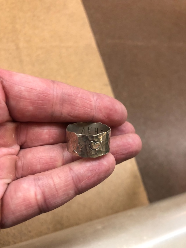 Найдено кольцо в метро на озерках