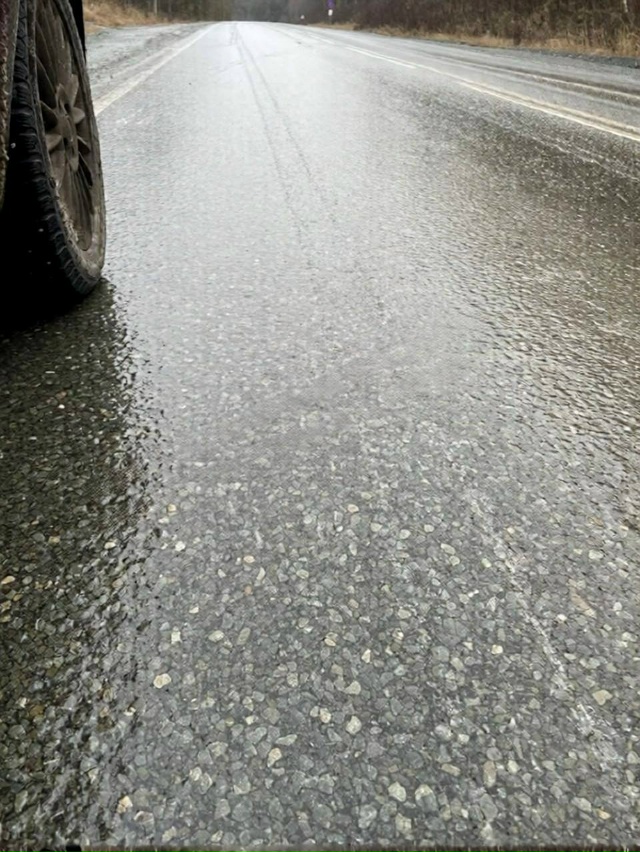 Трассы Башкортостана сковал гололёд. Фуры стоят.