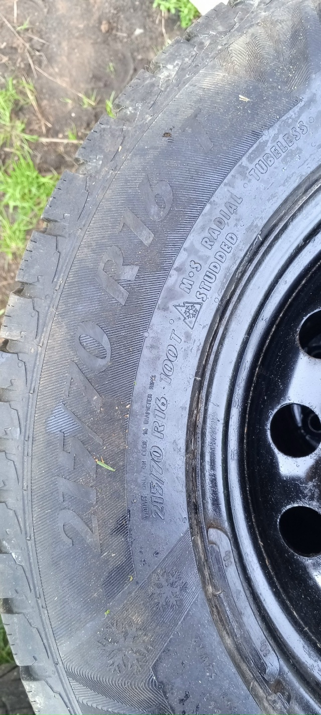 Продам Комплект 215/70/16 на штамповке