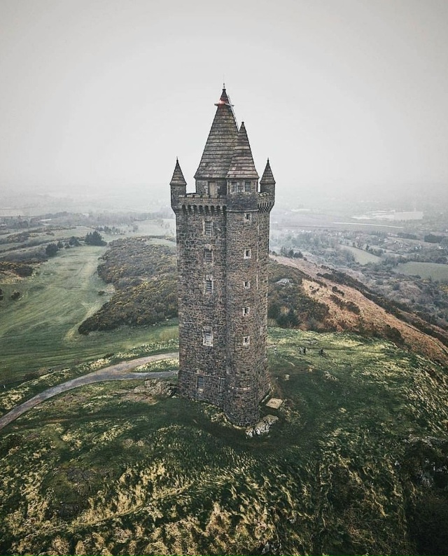 Cмотровая башня 19-го века на холме Скрабо, Северная Ирл?...