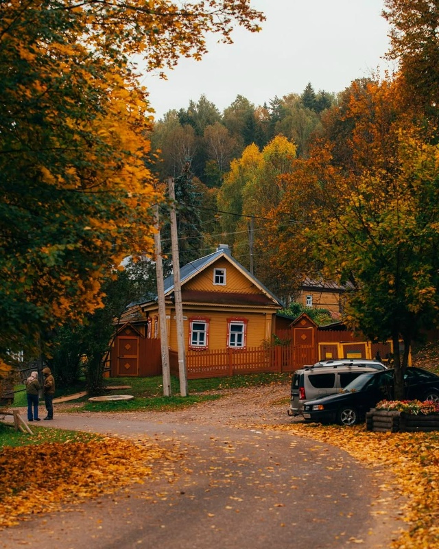 Осень в России⁠⁠
без помойных холодно-синих голливуд...