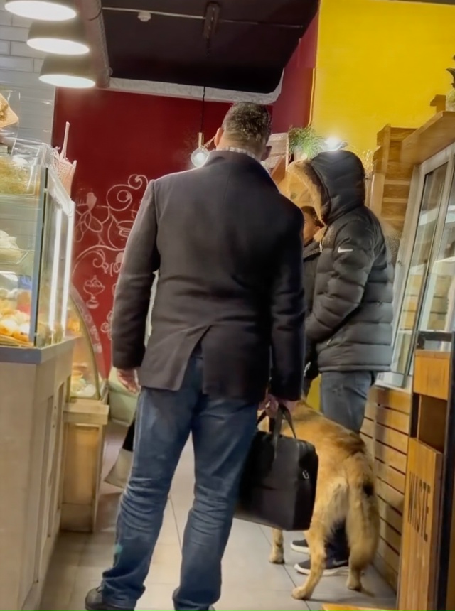 Решила зайти в кофейню, посидеть спокойно. Заходит муж?...
