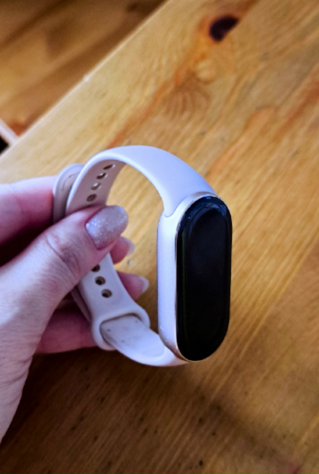 Нашли часы в больничном парке.Отдам хозяйке.