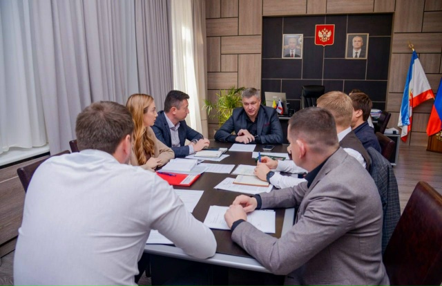 Сегодня на аппаратном совещании заместители отчитали?...