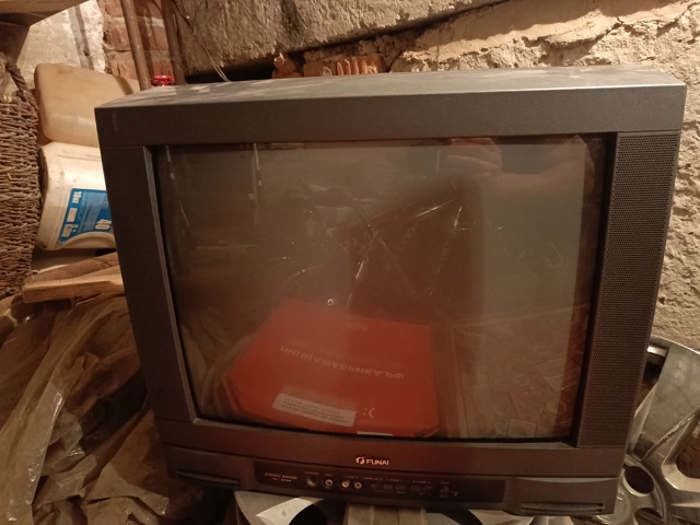 Продам телевизор. Цена 700 рублей-рабочий, без пульта.