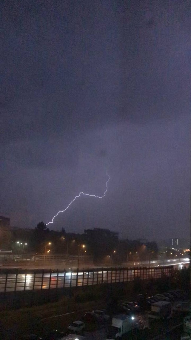 Страшно красиво 😍
Молнии сверкают над Балашихой