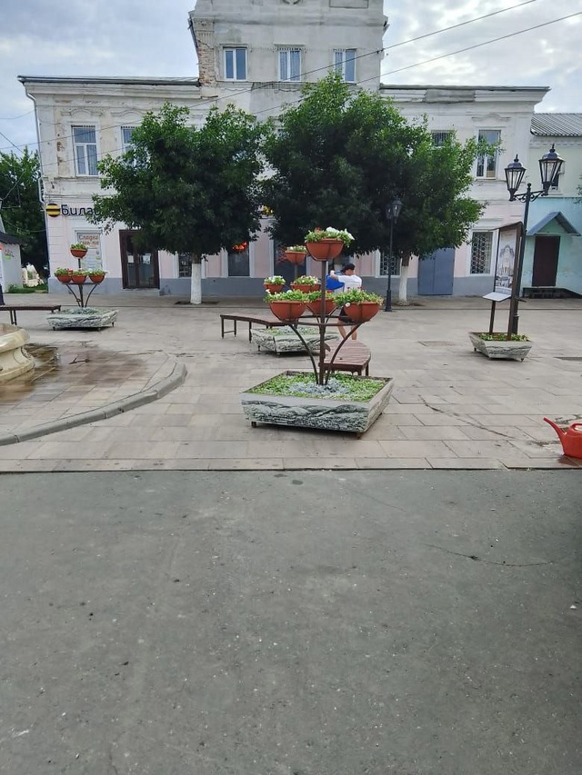💧 Специалисты благоустройства осуществляют полив в ц...
