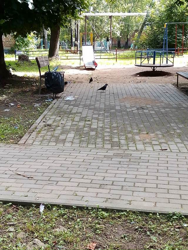 Вот в таком сраче наши дети играют. Когда уже начнут во ...