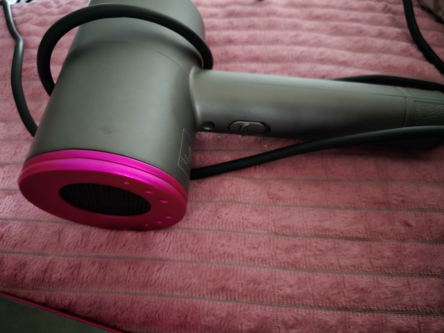 Продам фен - 1000р /слабовато держится насадка/
Утюжок - 15...