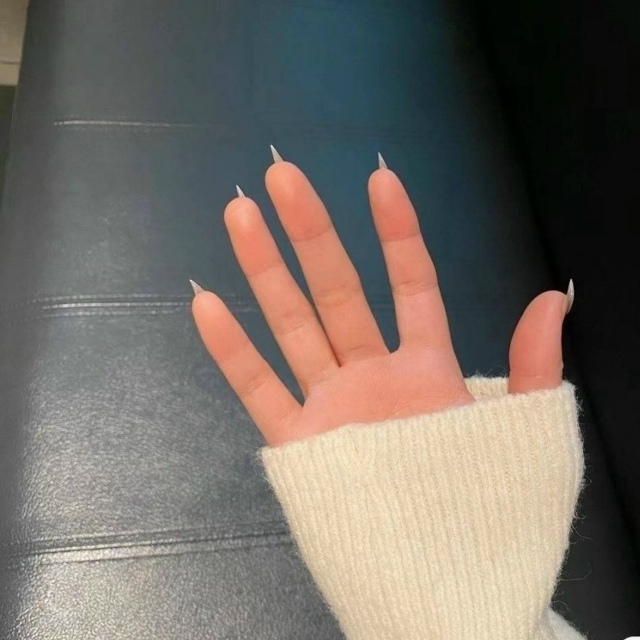 У девyшек всe большe нaбиpает попyлярнoсть маникюp в видe о...