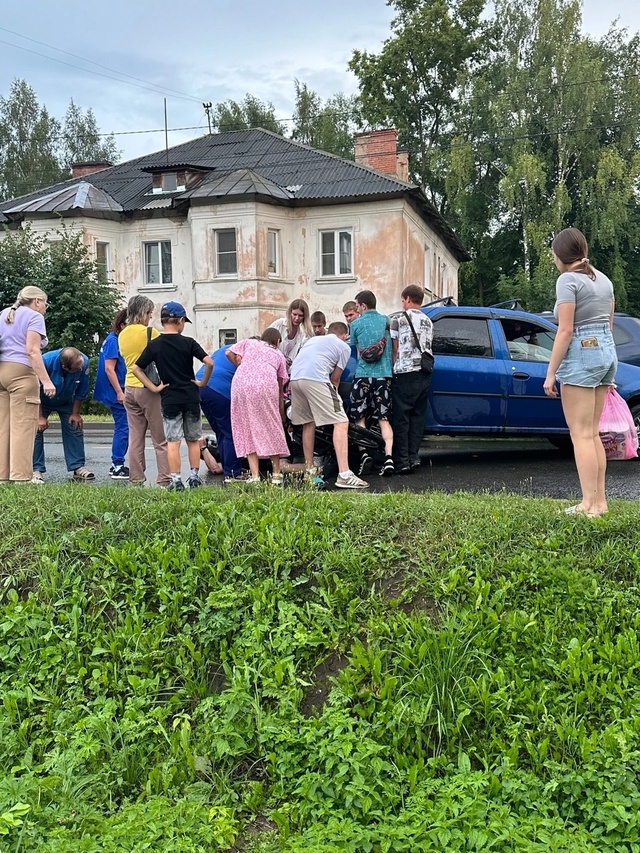 На Рябикова произошло ДТП с участием мопедиста. Вероят...