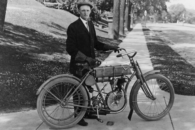 Первый мотоцикл «Harley Davidson» был собран в 1903 году, а карб?...