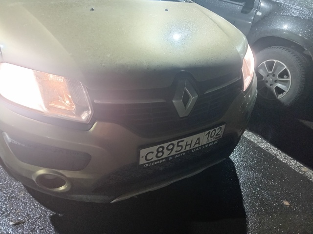 На первой площадке, горят фары