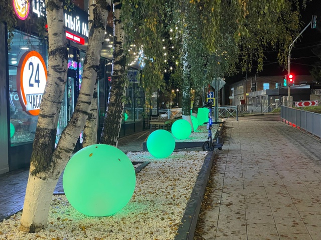 На Парковой улице новые украшения. Как вам?