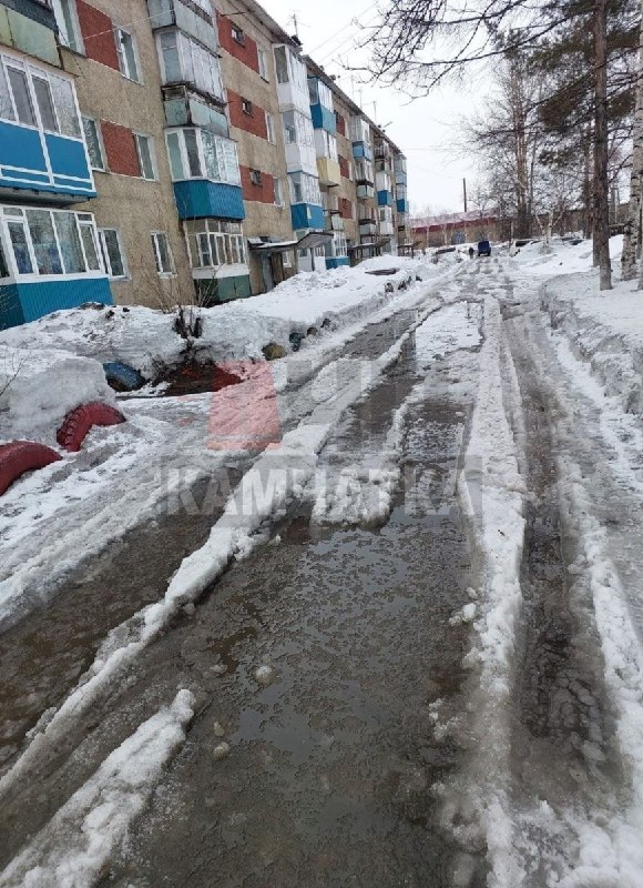 Камчатка уходит под воду после рекордных снегопадов.
Сугробы зимой доходили до второго этажа, их п