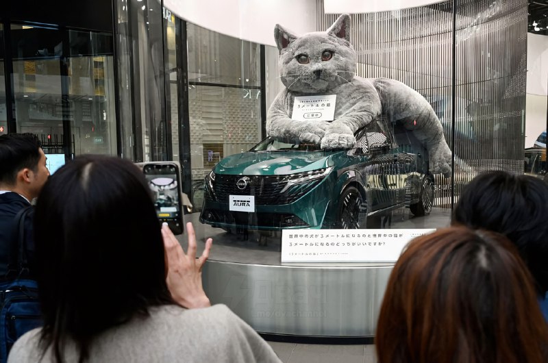 Nissan в Японии привлёк внимание к новой модели Aura, разместив в выставочном зале огромного трёхмет
