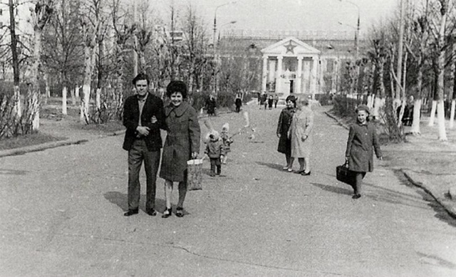 Балашиха-3. После Первомайской демонстрации 1974,
В глуб?...