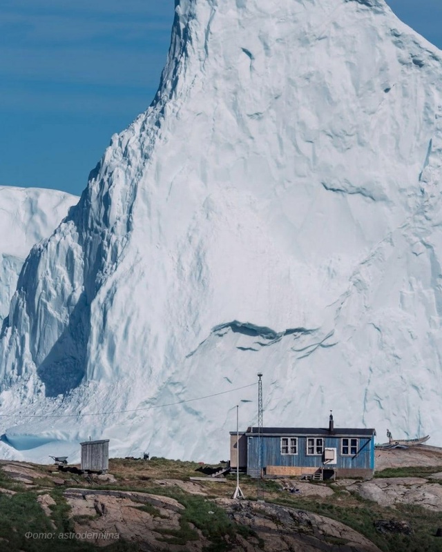 К берегу деревни Иннаарсуит в Гренландии прибило айсб?...