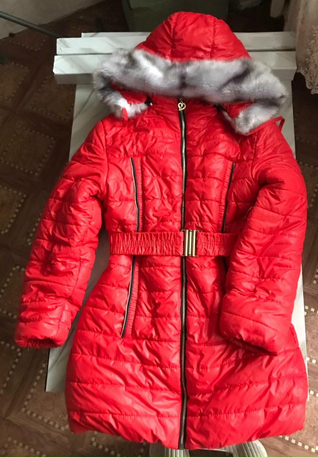 Отдам бесплатно пуховик на девочку примерно 8-9 лет в хо...