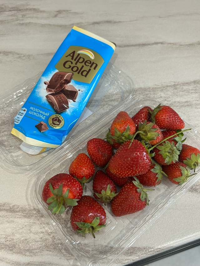 Сейчас буду готовить клубнику в шоколаде ?