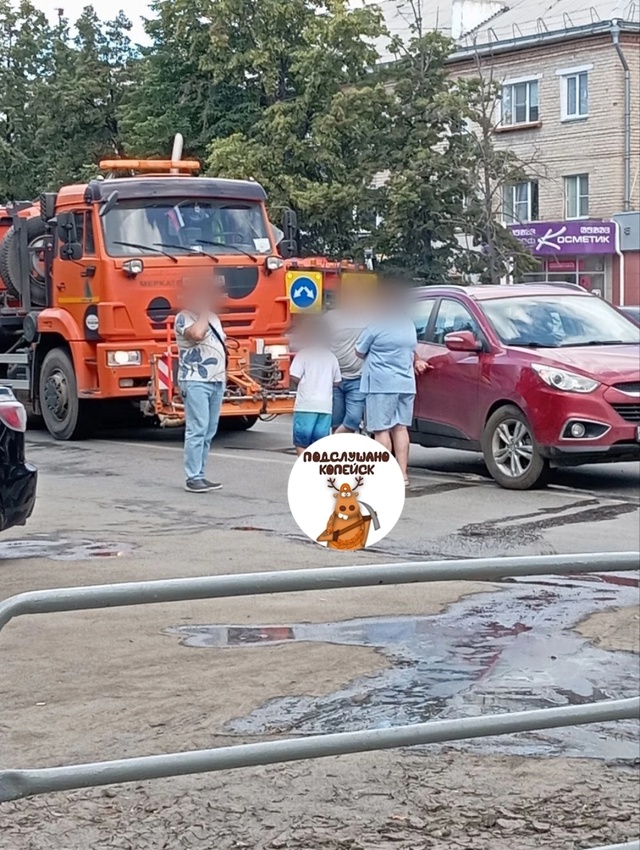 😮Если бы вас на бордюре облили водой, вы бы стали оста?...