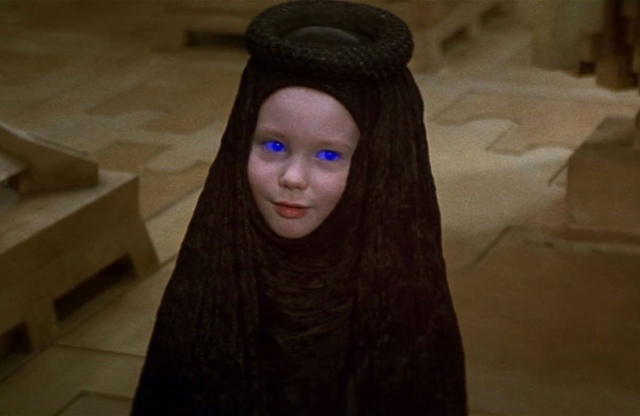 Алисия Уитт держит свою фотографию из фильма «Дюна» 1984...