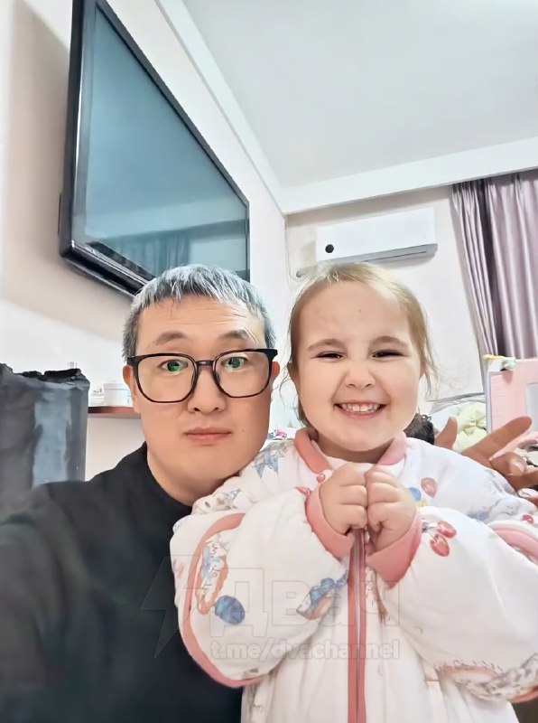 У китайской пары родилась светловолосая голубоглазая девочка: муж сначала решил, что жена изменила,