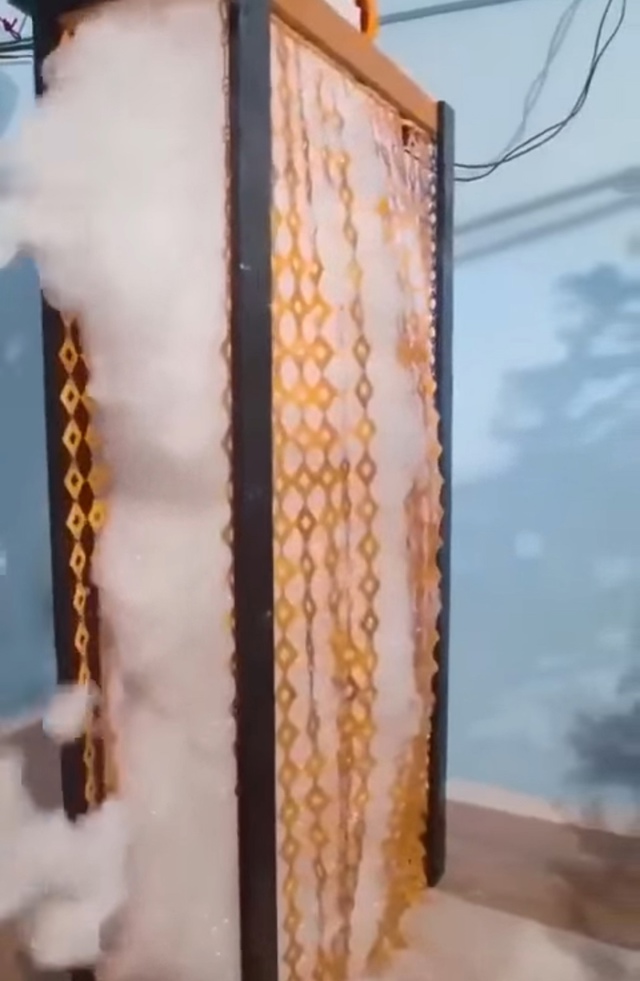 У него очень много времени свободного.