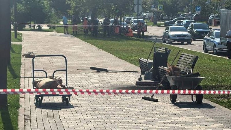 Мужчина сел на скамейку в Москве и получил мощный удар током с сильными ожогами.
Под лавкой взорва