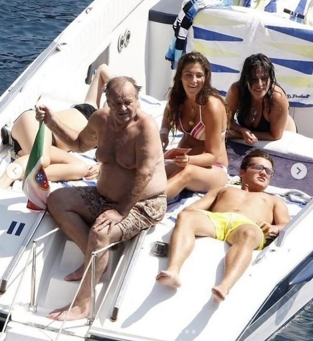 Наслаждается жизнью :)