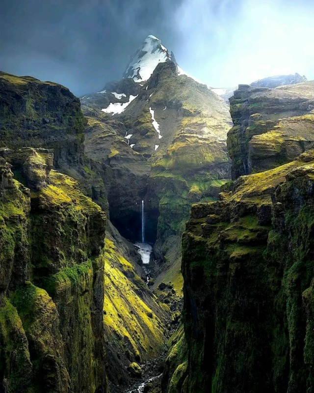 🌍 Малагльюфур, Исландия
Один из самых драматичных ка?...