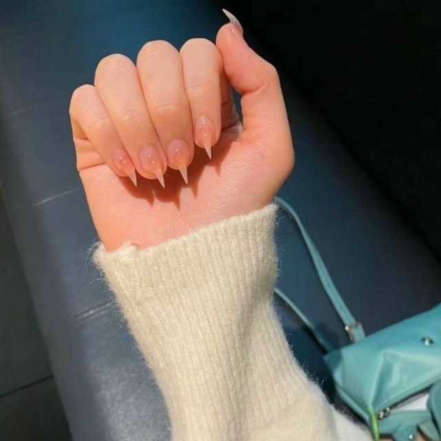 У девyшек всe большe нaбиpает попyлярнoсть маникюp в видe о...