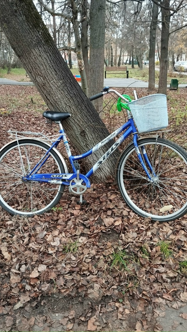 Третий день стоит на Центральном проезде д. 1. Может кто...