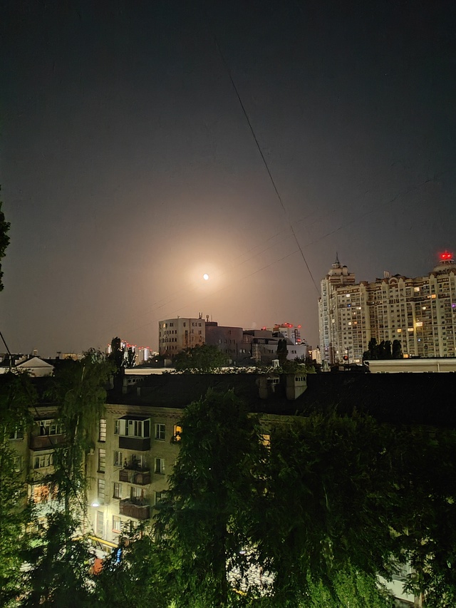 Луна над городом сегодня вау 🔥🔥🔥