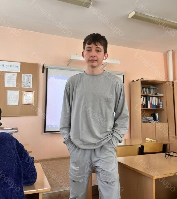 В Бурятии пьяный мужик насмерть зарезал 18-летнего парня, который пытался ему помочь.
Юноша с друг