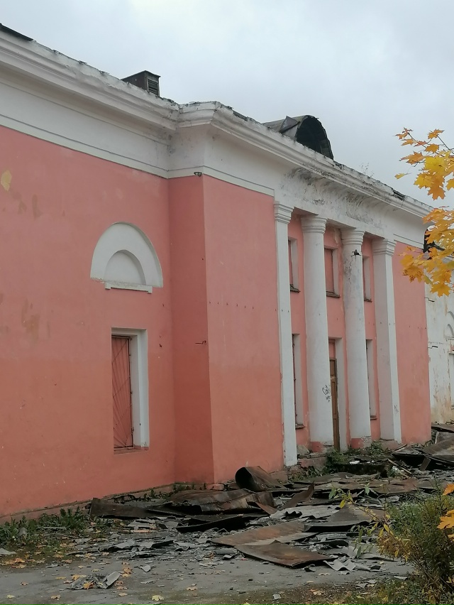 Разбирают крышу. Ремонтируют? Или сносят?..