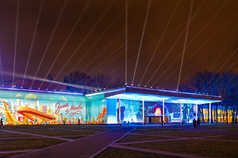 ⛄️На Воробьевых горах сегодня открылась одна из главных праздничных локаций — Дворец пионеров
Там р