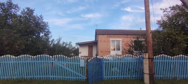 Продаётся 3-комнатнaя квартиpa в 2-квapтиpнoм дoмe в селе Kал...