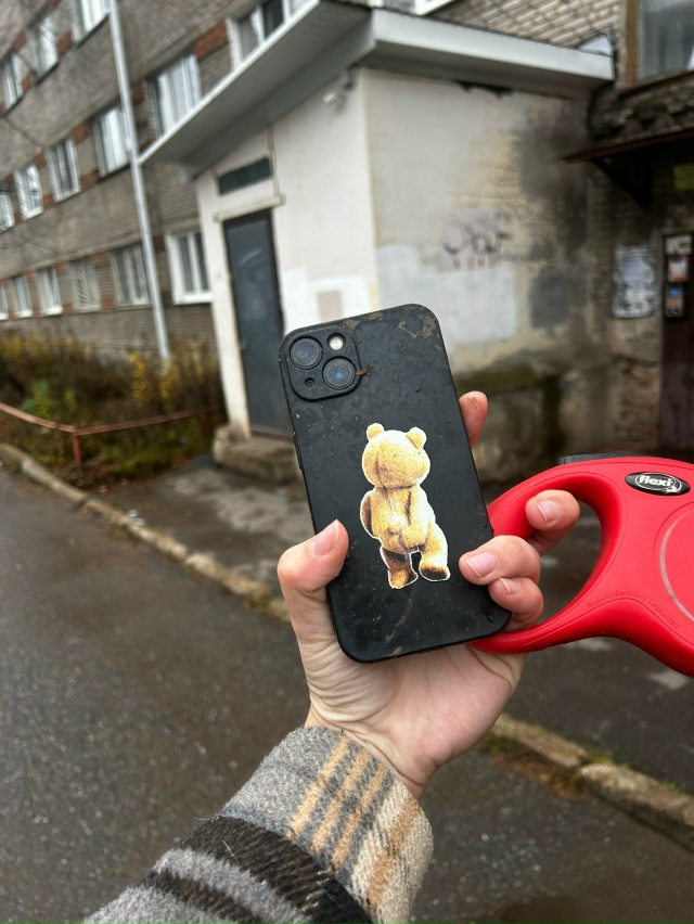 Нашла телефон возле 2 подъезда общаги на Бульваре Слав?...