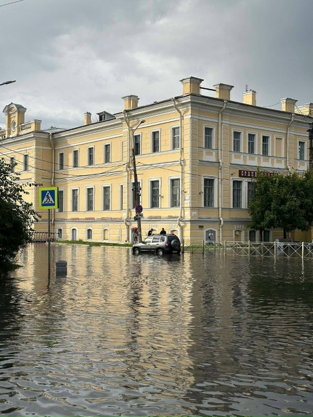 Вчера Ломоносов и Петергоф приняли на себя удар стихии...