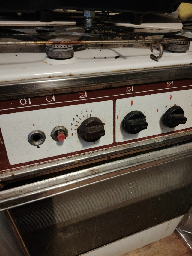 Газовая плита. 4 рабочие комфорки, духовка газовая не р?...