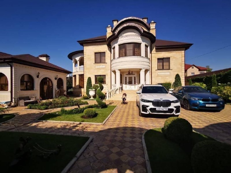 На торги выставили поместье с золотым унитазом бывшего начальника ГИБДД Ставрополья.
Дом площадью