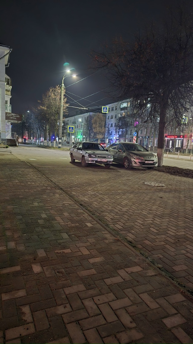 Автомобильная парковка на ТРОТУАРЕ🤬
Проспект Ленина?...