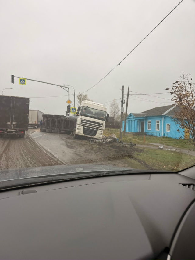 В новом авария, камаз перевернулся