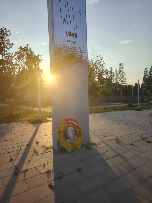 Кто-нибудь подскажет, зачем сняли Ленина, или от жары у?...