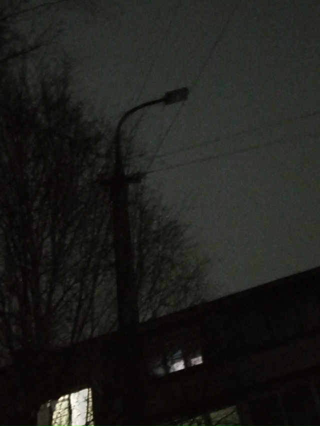 По улице Химиков от 18 до 22 дома кромешная тьма, люди с ф...