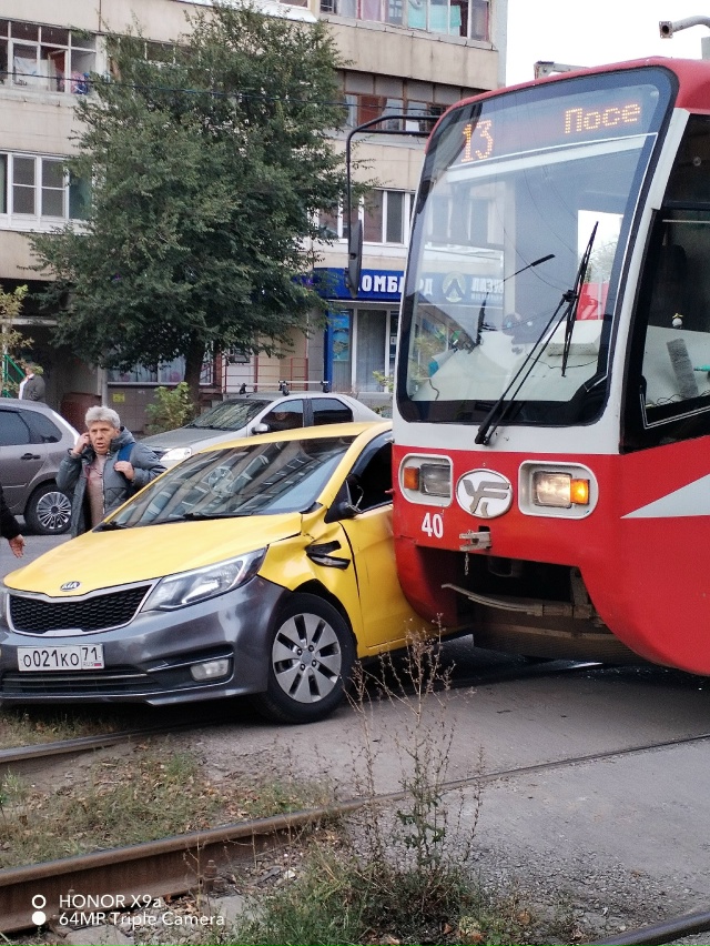 ДТП с трамваем. Гражданин водитель kia кавказской внешн...